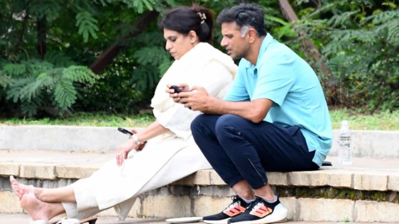 ಮೈಸೂರು: ಕಲ್ಲು ಹಾಸಿನ ಮೇಲೆ ಕುಳಿತು ಮಗನ ಆಟ ವೀಕ್ಷಿಸಿದ ರಾಹುಲ್ ದ್ರಾವಿಡ್ ದಂಪತಿಗಳು ಮೈಸೂರು: ಕಲ್ಲು ಹಾಸಿನ ಮೇಲೆ ಕುಳಿತು ಮಗನ ಆಟ ವೀಕ್ಷಿಸಿದ ರಾಹುಲ್ ದ್ರಾವಿಡ್ ದಂಪತಿಗಳು