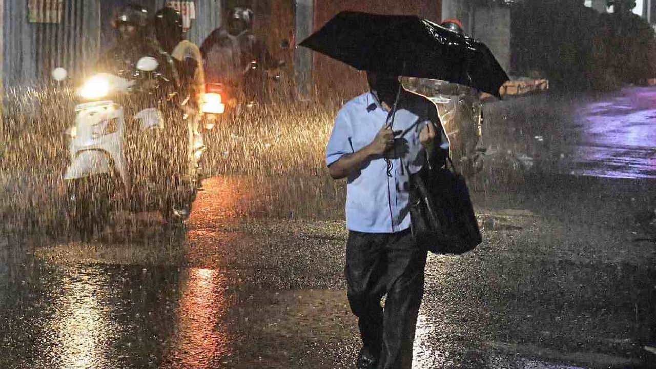 Karnataka Weather: ಕರ್ನಾಟಕದ ಹಲವು ಜಿಲ್ಲೆಗಳಲ್ಲಿ ಜನವರಿ 4 ರಿಂದ 6ರವರೆಗೆ ಮಳೆ Karnataka Weather: ಕರ್ನಾಟಕದ ಹಲವು ಜಿಲ್ಲೆಗಳಲ್ಲಿ ಜನವರಿ 4 ರಿಂದ 6ರವರೆಗೆ ಮಳೆ