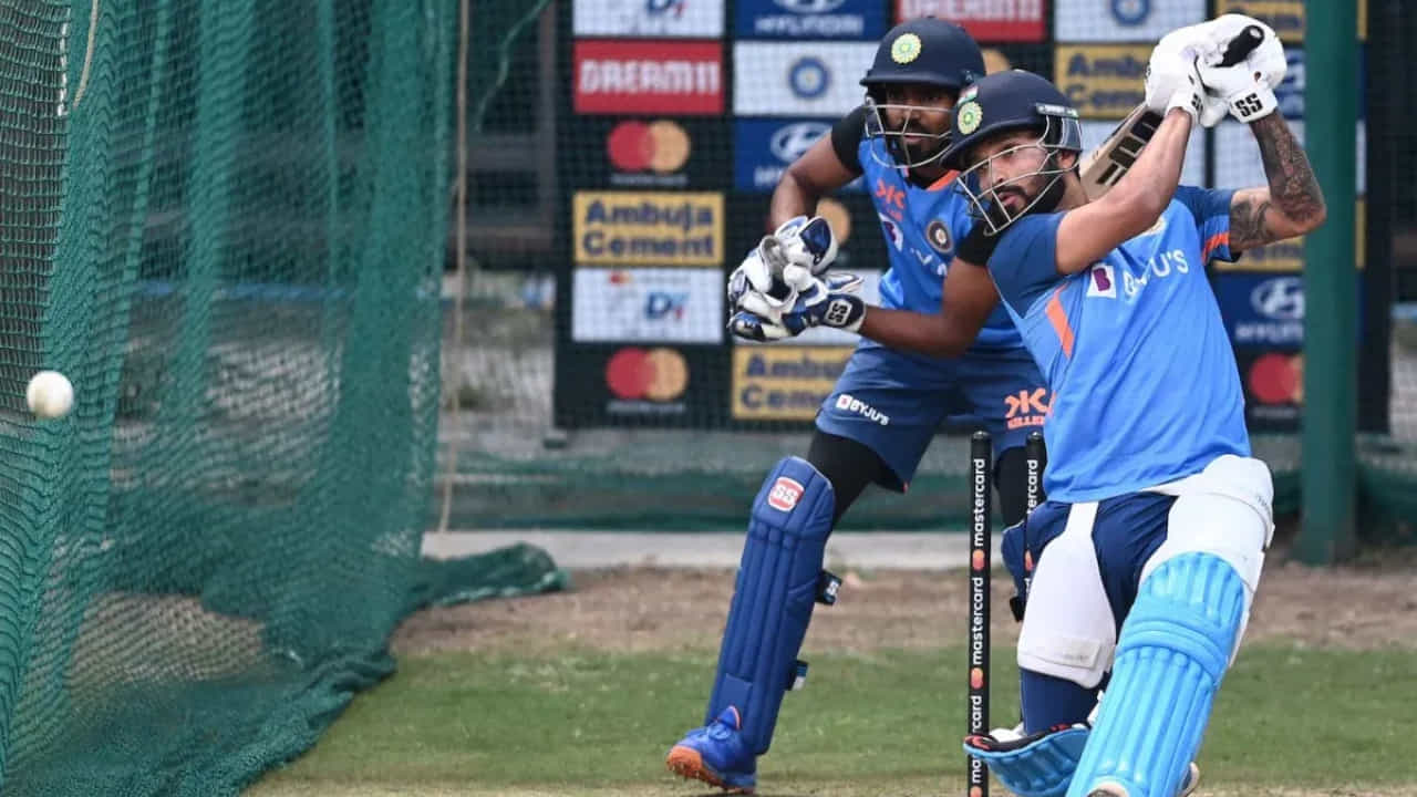 ಭಾರತದ ಯುವ ಬ್ಯಾಟ್ಸ್ಮನ್ ರಜತ್ ಪಾಟಿದಾರ್ ಅವರು ದಕ್ಷಿಣ ಆಫ್ರಿಕಾ ವಿರುದ್ಧದ ಮೂರನೇ ಏಕದಿನ ಪಂದ್ಯದಲ್ಲಿ ಕಣಕ್ಕಿಳಿಯುವ ಮೂಲಕ ತಮ್ಮ ಅಂತರಾಷ್ಟ್ರೀಯ ಕ್ರಿಕೆಟ್ ವೃತ್ತಿಜೀವನದ ಮೊದಲ ಪಂದ್ಯವನ್ನು ಆಡಿದರು.