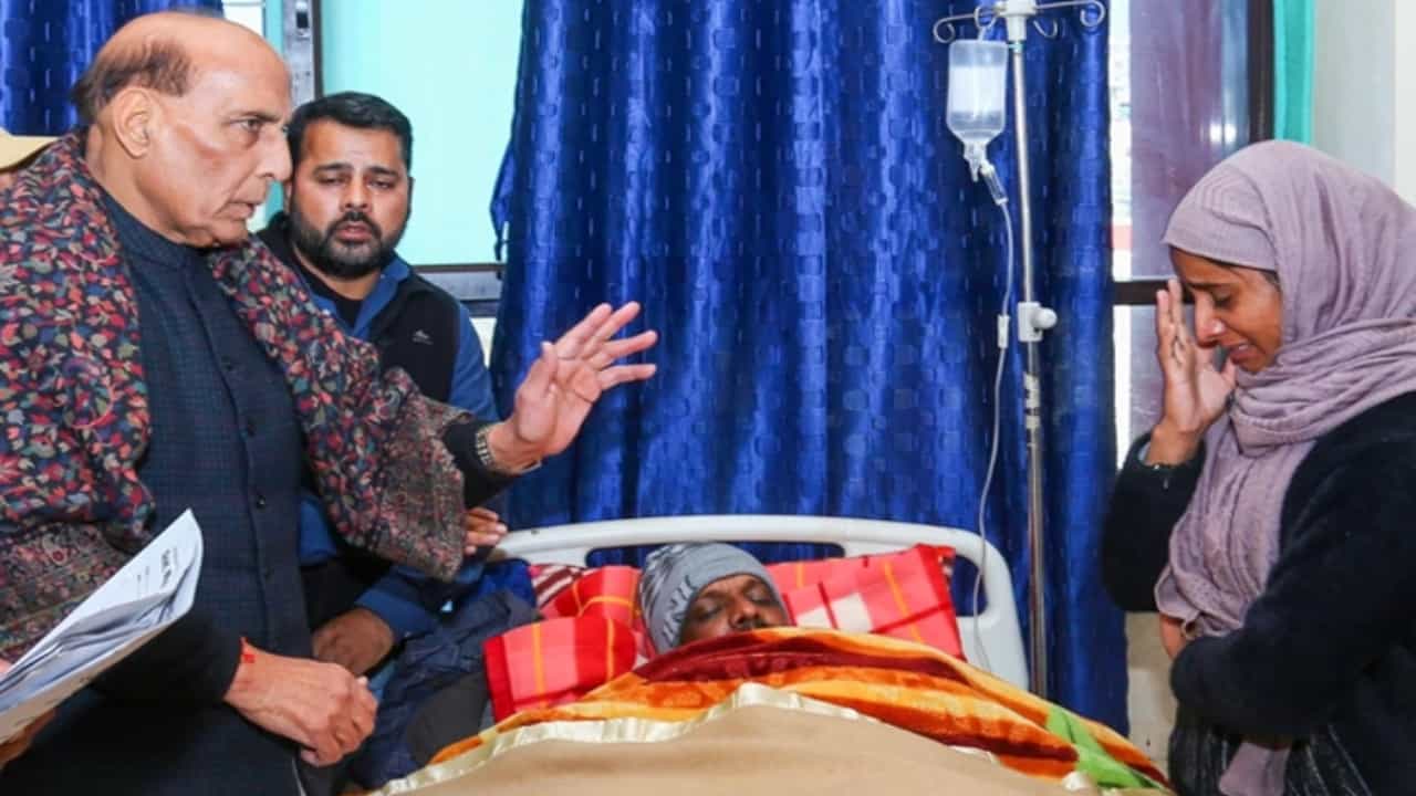 ರಜೌರಿಯಲ್ಲಿ ಸಾವಿಗೀಡಾದ ನಾಗರಿಕರ ಕುಟುಂಬವನ್ನು ಭೇಟಿ ಮಾಡಿದ ರಾಜನಾಥ್ ಸಿಂಗ್; ನ್ಯಾಯದ ಭರವಸೆ ರಜೌರಿಯಲ್ಲಿ ಸಾವಿಗೀಡಾದ ನಾಗರಿಕರ ಕುಟುಂಬವನ್ನು ಭೇಟಿ ಮಾಡಿದ ರಾಜನಾಥ್ ಸಿಂಗ್; ನ್ಯಾಯದ ಭರವಸೆ