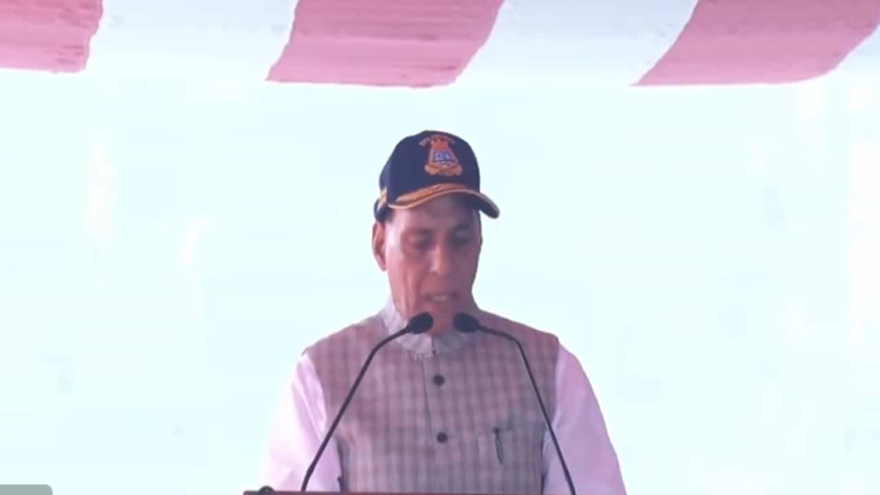 ಡ್ರೋನ್ ದಾಳಿ ಅಪರಾಧಿಗಳನ್ನು ಸಾಗರದ ತಳದಿಂದಲೂ ಪತ್ತೆ ಹಚ್ಚಿ ಕ್ರಮಕೈಗೊಳ್ಳುತ್ತೇವೆ: ರಾಜನಾಥ್ ಸಿಂಗ್ ಡ್ರೋನ್ ದಾಳಿ ಅಪರಾಧಿಗಳನ್ನು ಸಾಗರದ ತಳದಿಂದಲೂ ಪತ್ತೆ ಹಚ್ಚಿ ಕ್ರಮಕೈಗೊಳ್ಳುತ್ತೇವೆ: ರಾಜನಾಥ್ ಸಿಂಗ್