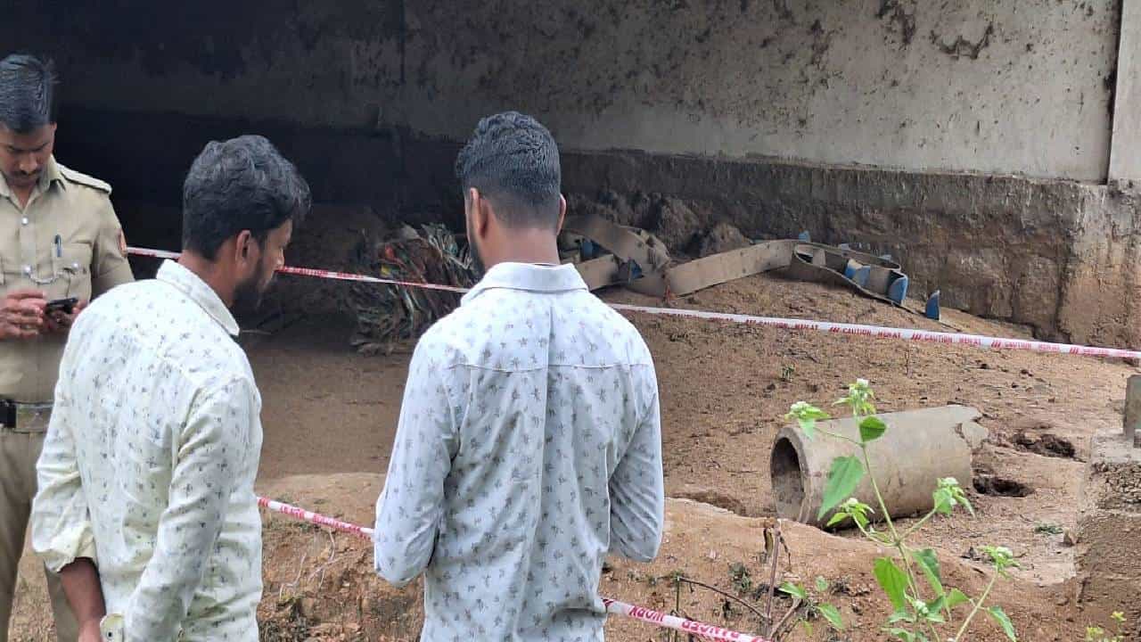 ರಾಮನಗರ: ತೆಂಗಿನ ಕಾಯಿ ಅನ್ಕೊಂಡು ತಪಾಸಣೆ; ಅಷ್ಟರಲ್ಲೆ ಸಿಡಿದ ನಾಡ ಬಾಂಬ್! ರಾಮನಗರ: ತೆಂಗಿನ ಕಾಯಿ ಅನ್ಕೊಂಡು ತಪಾಸಣೆ; ಅಷ್ಟರಲ್ಲೆ ಸಿಡಿದ ನಾಡ ಬಾಂಬ್!