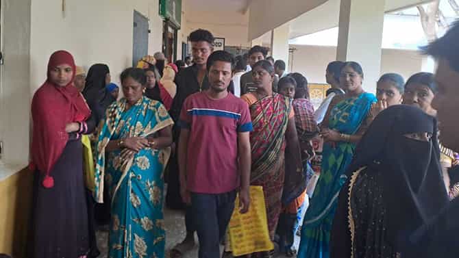 15 ದಿನಗಳಿಂದ ಅಲೆದ್ರೂ ಸಿಗದ ರೇಷನ್ ಕಾರ್ಡ್: ಜಿಲ್ಲಾಡಳಿತ ವಿರುದ್ಧ ಆಕ್ರೋಶ