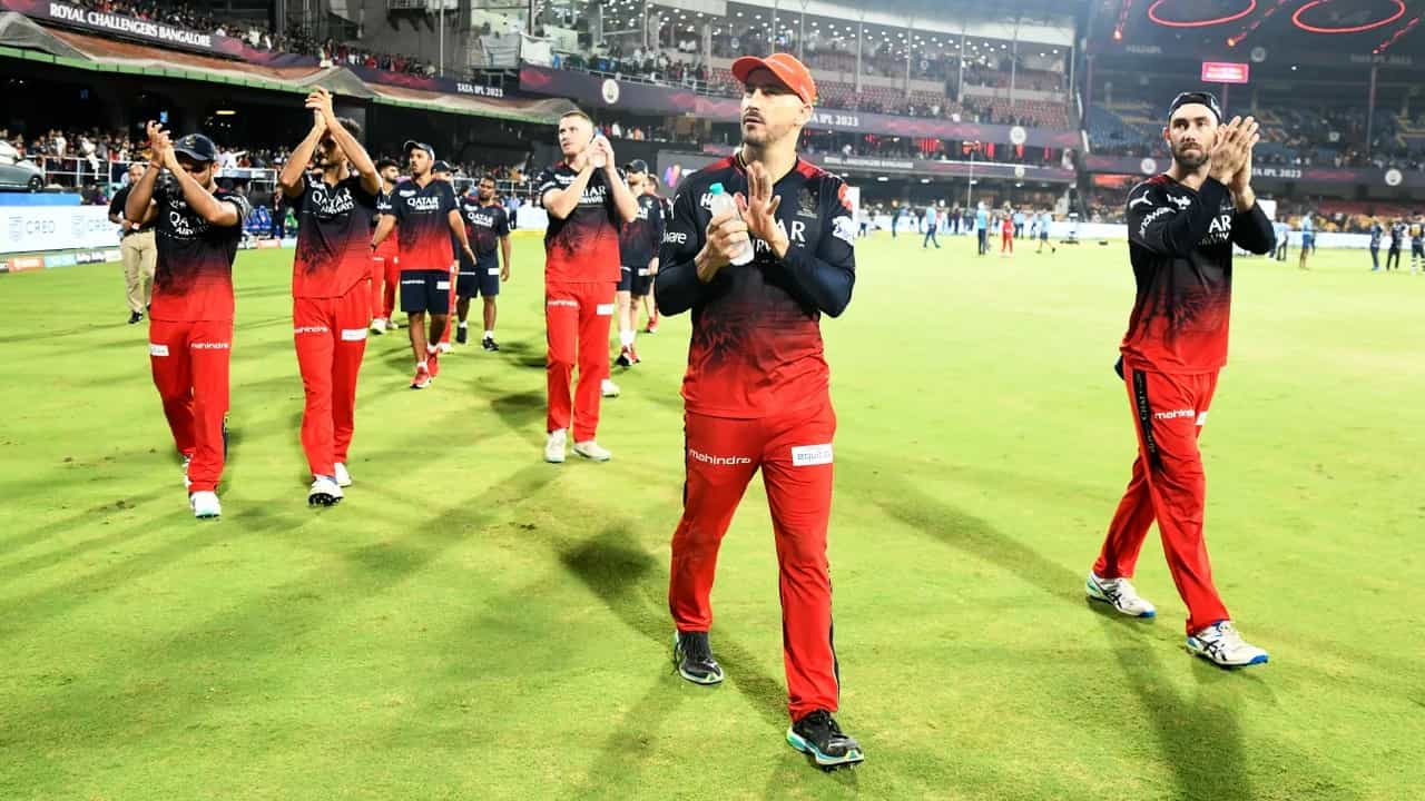ಇಂಡಿಯನ್ ಪ್ರೀಮಿಯರ್ ಲೀಗ್ನಲ್ಲಿ (IPL) ರಾಯಲ್ ಚಾಲೆಂಜರ್ಸ್ ಬೆಂಗಳೂರು (RCB) ತಂಡವು ಪ್ರಶಸ್ತಿ ಗೆಲ್ಲುವ ಕನಸು ಕನಸಾಗಿಯೇ ಉಳಿದಿದೆ. ಕಳೆದ 16 ಸೀಸನ್ಗಳಿಂದ ಆರ್ಸಿಬಿ ಚೊಚ್ಚಲ ಬಾರಿ ಕಿರೀಟ ಮುಡಿಗೇರಿಸಿಕೊಳ್ಳುವ ಪ್ರಯತ್ನದಲ್ಲಿದೆ. ಈ ಪ್ರಯತ್ನದ ಫಲವಾಗಿ ಇದೀಗ ರಾಯಲ್ ಚಾಲೆಂಜರ್ಸ್ ಬೆಂಗಳೂರು ತಂಡಕ್ಕೆ ವರ್ಷದ ಅತ್ಯುತ್ತಮ ಕ್ರೀಡಾ ಫ್ರಾಂಚೈಸ್ ಪ್ರಶಸ್ತಿ ದೊರಕಿದೆ.