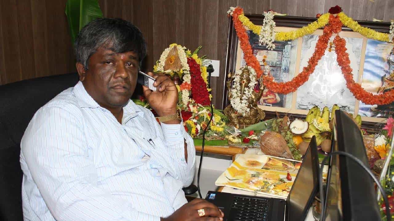 Inspiration: ಕರ್ನಾಟಕದ ಪುಟ್ಟ ಹಳ್ಳಿಯಲ್ಲಿ ಹುಟ್ಟಿ ಮನೆಗೆಲಸ ಮಾಡುತ್ತಿದ್ದ ವ್ಯಕ್ತಿ ಇವತ್ತು 40 ಕೋಟಿ ರೂ ಕಂಪನಿಯ ಒಡೆಯ Inspiration: ಕರ್ನಾಟಕದ ಪುಟ್ಟ ಹಳ್ಳಿಯಲ್ಲಿ ಹುಟ್ಟಿ ಮನೆಗೆಲಸ ಮಾಡುತ್ತಿದ್ದ ವ್ಯಕ್ತಿ ಇವತ್ತು 40 ಕೋಟಿ ರೂ ಕಂಪನಿಯ ಒಡೆಯ