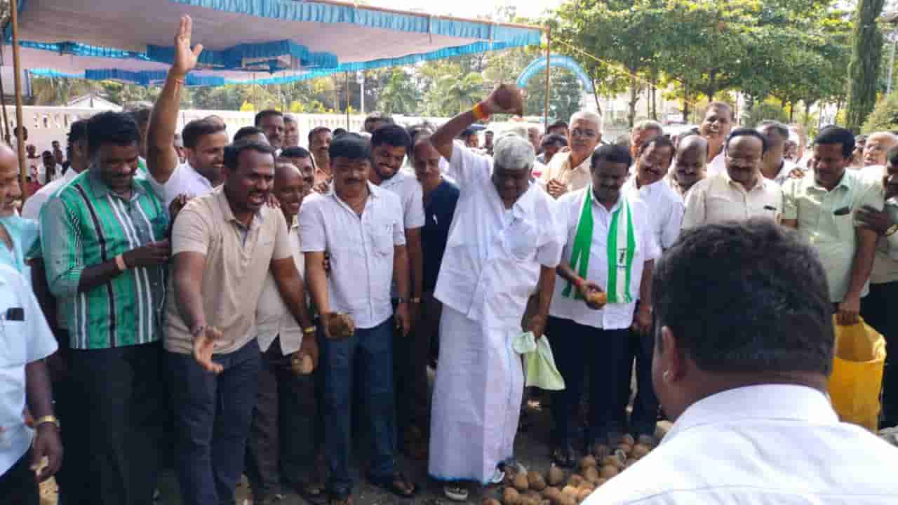 ಕೊಬ್ಬರಿ ಬೆಲೆ ಕುಸಿತ: ರೇವಣ್ಣ ನೇತೃತ್ವದಲ್ಲಿ ಪ್ರತಿಭಟನೆ, ಕೇಂದ್ರ ವಿರುದ್ದ ಶಾಸಕ ಶಿವಲಿಂಗೇಗೌಡ ಅಸಮಾಧಾನ