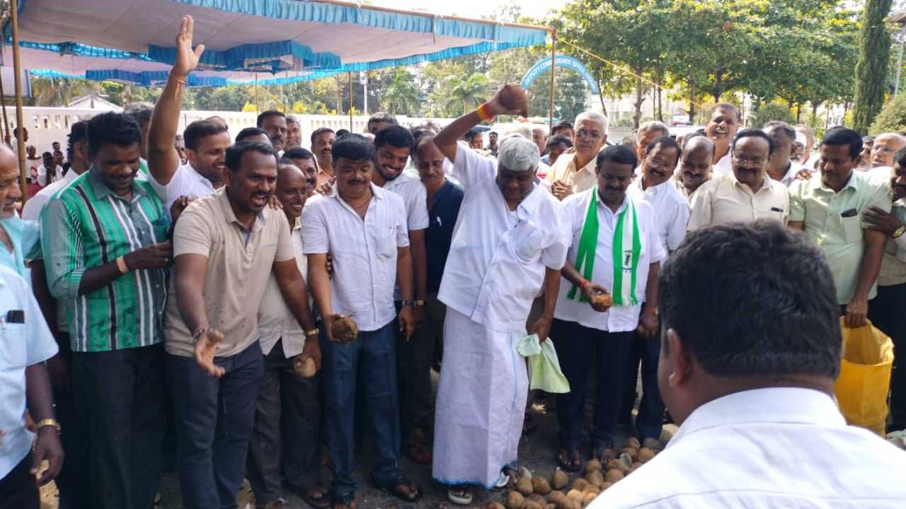 ಕೊಬ್ಬರಿ ಬೆಲೆ ಕುಸಿತ: ರೇವಣ್ಣ ನೇತೃತ್ವದಲ್ಲಿ ಪ್ರತಿಭಟನೆ, ಕೇಂದ್ರ ವಿರುದ್ದ ಶಾಸಕ ಶಿವಲಿಂಗೇಗೌಡ ಅಸಮಾಧಾನ ಕೊಬ್ಬರಿ ಬೆಲೆ ಕುಸಿತ: ರೇವಣ್ಣ ನೇತೃತ್ವದಲ್ಲಿ ಪ್ರತಿಭಟನೆ, ಕೇಂದ್ರ ವಿರುದ್ದ ಶಾಸಕ ಶಿವಲಿಂಗೇಗೌಡ ಅಸಮಾಧಾನ