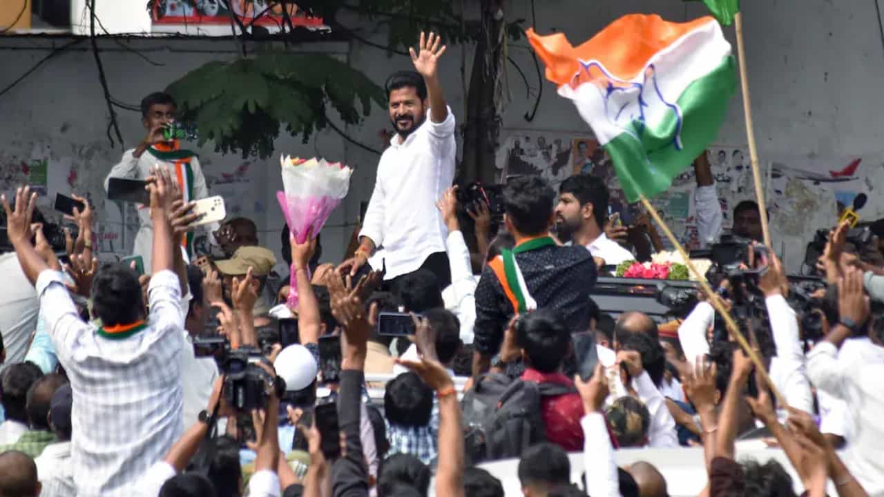 Revanth Reddy Profile: ರೇವಂತ್ ರೆಡ್ಡಿಗೆ ಒಲಿದ ತೆಲಂಗಾಣ ಮುಖ್ಯಮಂತ್ರಿ ಸ್ಥಾನ; ಇಲ್ಲಿದೆ ರಾಜಕೀಯ ಪಯಣದ ಇಣುಕು ನೋಟ Revanth Reddy Profile: ರೇವಂತ್ ರೆಡ್ಡಿಗೆ ಒಲಿದ ತೆಲಂಗಾಣ ಮುಖ್ಯಮಂತ್ರಿ ಸ್ಥಾನ; ಇಲ್ಲಿದೆ ರಾಜಕೀಯ ಪಯಣದ ಇಣುಕು ನೋಟ