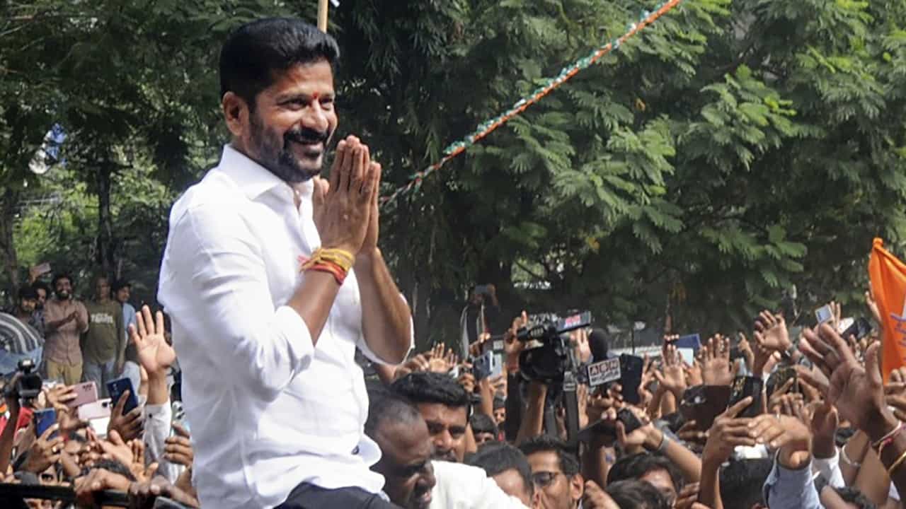 ತೆಲಂಗಾಣ: ಮುಂದಿನ ಮುಖ್ಯಮಂತ್ರಿ ರೇವಂತ್ ರೆಡ್ಡಿ? ಇಂದು ರಾತ್ರಿ ನೂತನ ಸಿಎಂ ಪ್ರಮಾಣವಚನ ಸ್ವೀಕಾರ ತೆಲಂಗಾಣ: ಮುಂದಿನ ಮುಖ್ಯಮಂತ್ರಿ ರೇವಂತ್ ರೆಡ್ಡಿ? ಇಂದು ರಾತ್ರಿ ನೂತನ ಸಿಎಂ ಪ್ರಮಾಣವಚನ ಸ್ವೀಕಾರ