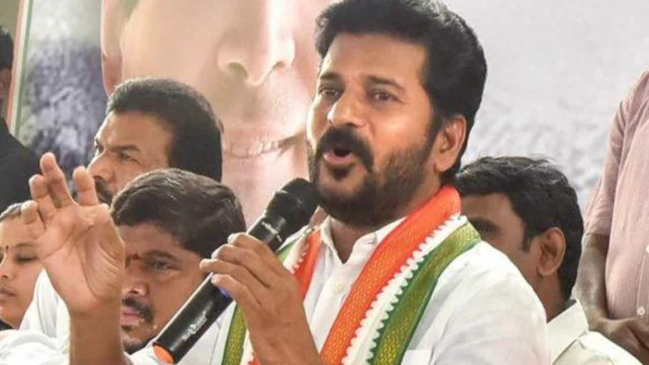 ತೆಲಂಗಾಣ ಸಿಎಂ ಸ್ಥಾನಕ್ಕೆ ರೇವಂತ್ ರೆಡ್ಡಿ?; ಡಿಸೆಂಬರ್ 7 ರಂದು ಪ್ರಮಾಣ ವಚನ ಸ್ವೀಕರಿಸುವ ಸಾಧ್ಯತೆ: ವರದಿ ತೆಲಂಗಾಣ ಸಿಎಂ ಸ್ಥಾನಕ್ಕೆ ರೇವಂತ್ ರೆಡ್ಡಿ?; ಡಿಸೆಂಬರ್ 7 ರಂದು ಪ್ರಮಾಣ ವಚನ ಸ್ವೀಕರಿಸುವ ಸಾಧ್ಯತೆ: ವರದಿ