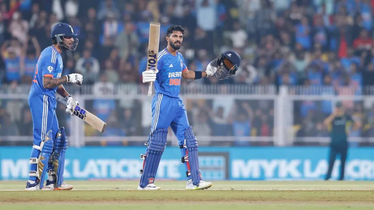 ಆಸ್ಟ್ರೇಲಿಯಾ ವಿರುದ್ಧದ ಟಿ20 ಸರಣಿಯಲ್ಲಿ ಅದ್ಭುತ ಪ್ರದರ್ಶನ ನೀಡುವ ಮೂಲಕ ಟೀಮ್ ಇಂಡಿಯಾದ ಯುವ ಆರಂಭಿಕ ಆಟಗಾರ ರುತುರಾಜ್ ಗಾಯಕ್ವಾಡ್ ವಿಶೇಷ ದಾಖಲೆ ಬರೆದಿದ್ದಾರೆ. ಇದಾಗ್ಯೂ ವಿರಾಟ್ ಕೊಹ್ಲಿ ಹೆಸರಿನಲ್ಲಿರುವ ದಾಖಲೆ ಮುರಿಯುವ ಅವಕಾಶವನ್ನು ತಪ್ಪಿಸಿಕೊಂಡರು.