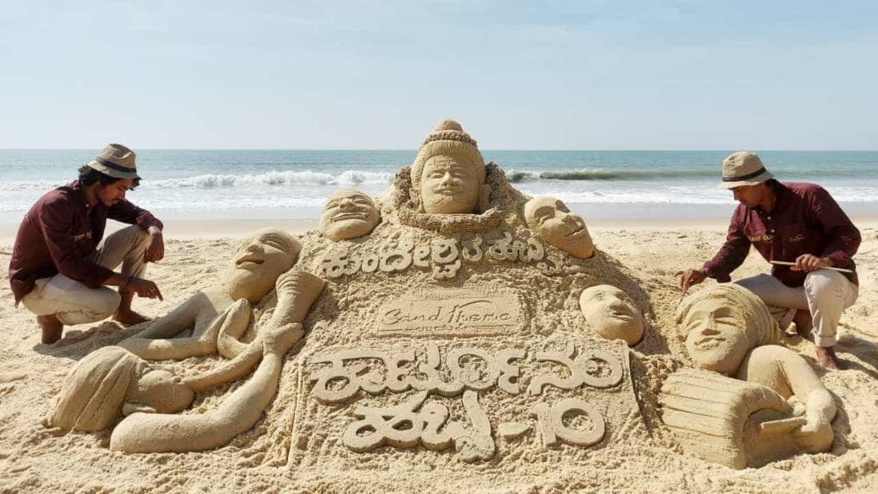 ಉಡುಪಿ ಕಾರ್ಟೂನ್ ಹಬ್ಬಕ್ಕೆ ವಿಭಿನ್ನವಾಗಿ ಶುಭ ಕೋರಿದ ಮರಳು ಶಿಲ್ಪ ಕಲಾವಿದ ಉಡುಪಿ ಕಾರ್ಟೂನ್ ಹಬ್ಬಕ್ಕೆ ವಿಭಿನ್ನವಾಗಿ ಶುಭ ಕೋರಿದ ಮರಳು ಶಿಲ್ಪ ಕಲಾವಿದ