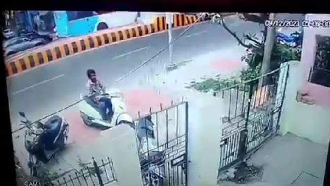 ಬೆಂಗಳೂರಿನ ಜಯನಗರದಲ್ಲಿ ಹಾಡಹಗಲೇ ಸ್ಕೂಟರ್‌ ಕಳ್ಳತನ