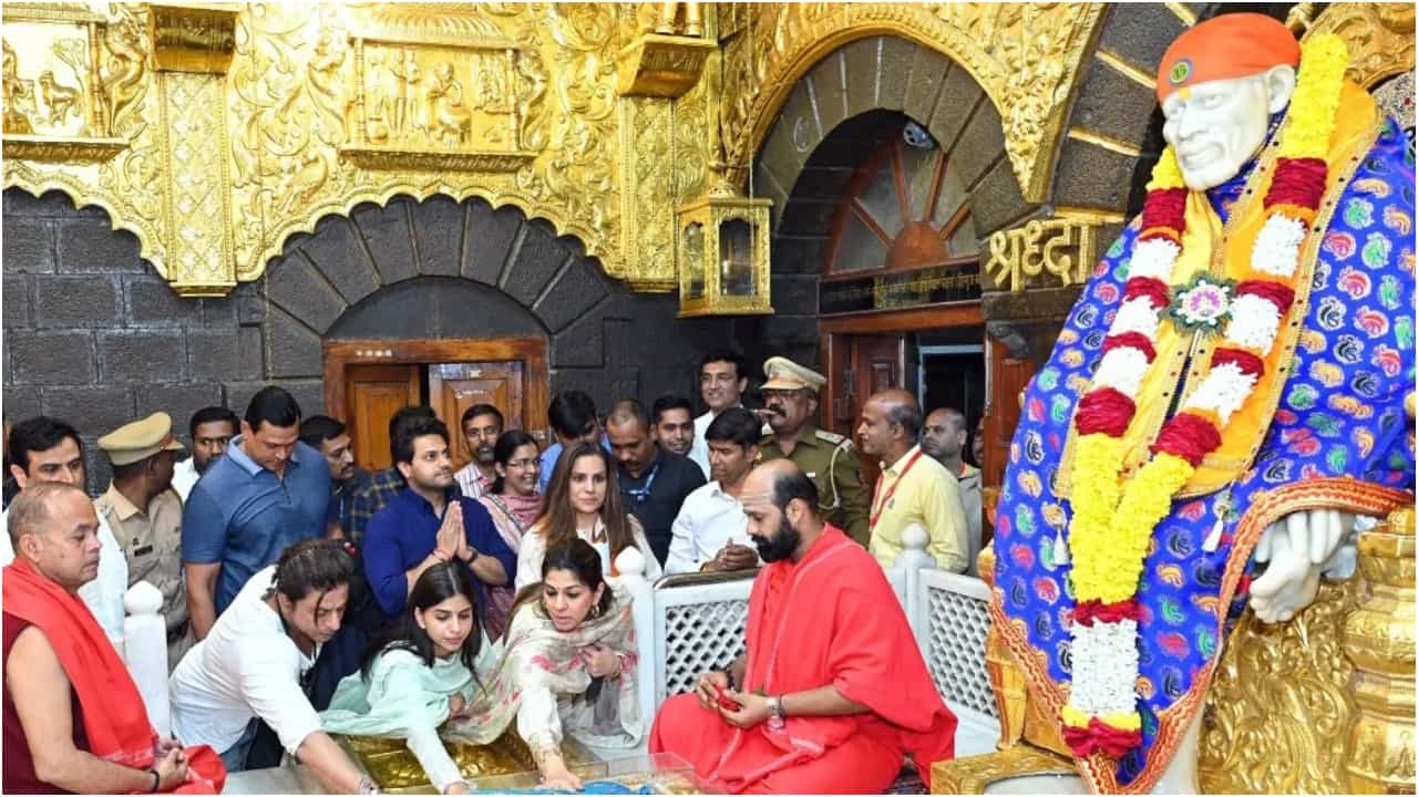 ಶಿರಡಿ ಸಾಯಿ ಬಾಬಾ ಮಂದಿರಕ್ಕೆ ಭೇಟಿ ನೀಡಿ ಆಶೀರ್ವಾದ ಪಡೆದ ಶಾರುಖ್ ಖಾನ್ ಶಿರಡಿ ಸಾಯಿ ಬಾಬಾ ಮಂದಿರಕ್ಕೆ ಭೇಟಿ ನೀಡಿ ಆಶೀರ್ವಾದ ಪಡೆದ ಶಾರುಖ್ ಖಾನ್