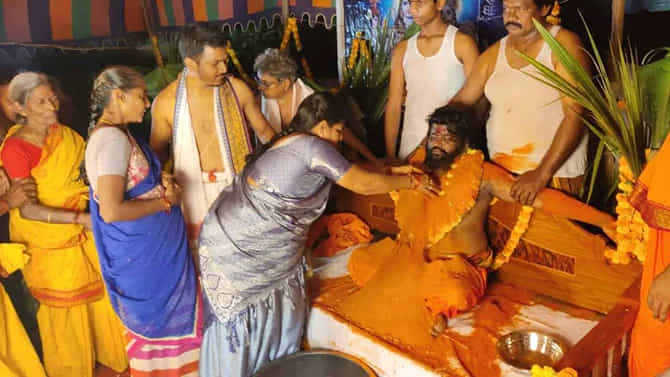 ಇದೇನಿದು ಜೀವಂತವಾಗಿ ಸ್ವಾಮೀಜಿಗೆ ಖಾರಾಭಿಷೇಕ? ಯಾರ ಆವಾಹನೆಗಾಗಿ?