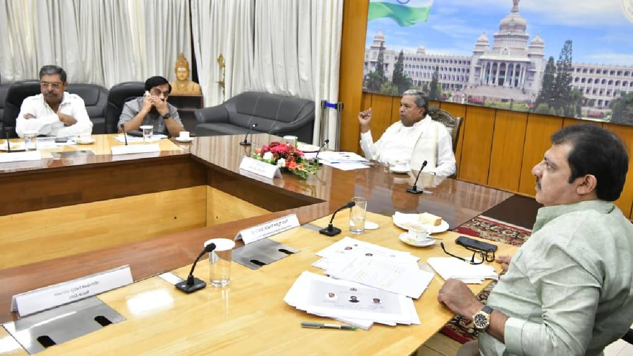 ಅಲ್ಪಸಂಖ್ಯಾತರ ಕಾಲೋನಿ ಅಭಿವೃದ್ಧಿಗೆ 1 ಸಾವಿರ ಕೋಟಿ ರೂ. ಕ್ರಿಯಾ ಯೋಜನೆ ರೂಪಿಸಲು ಸಿಎಂ ಸೂಚನೆ ಅಲ್ಪಸಂಖ್ಯಾತರ ಕಾಲೋನಿ ಅಭಿವೃದ್ಧಿಗೆ 1 ಸಾವಿರ ಕೋಟಿ ರೂ. ಕ್ರಿಯಾ ಯೋಜನೆ ರೂಪಿಸಲು ಸಿಎಂ ಸೂಚನೆ
