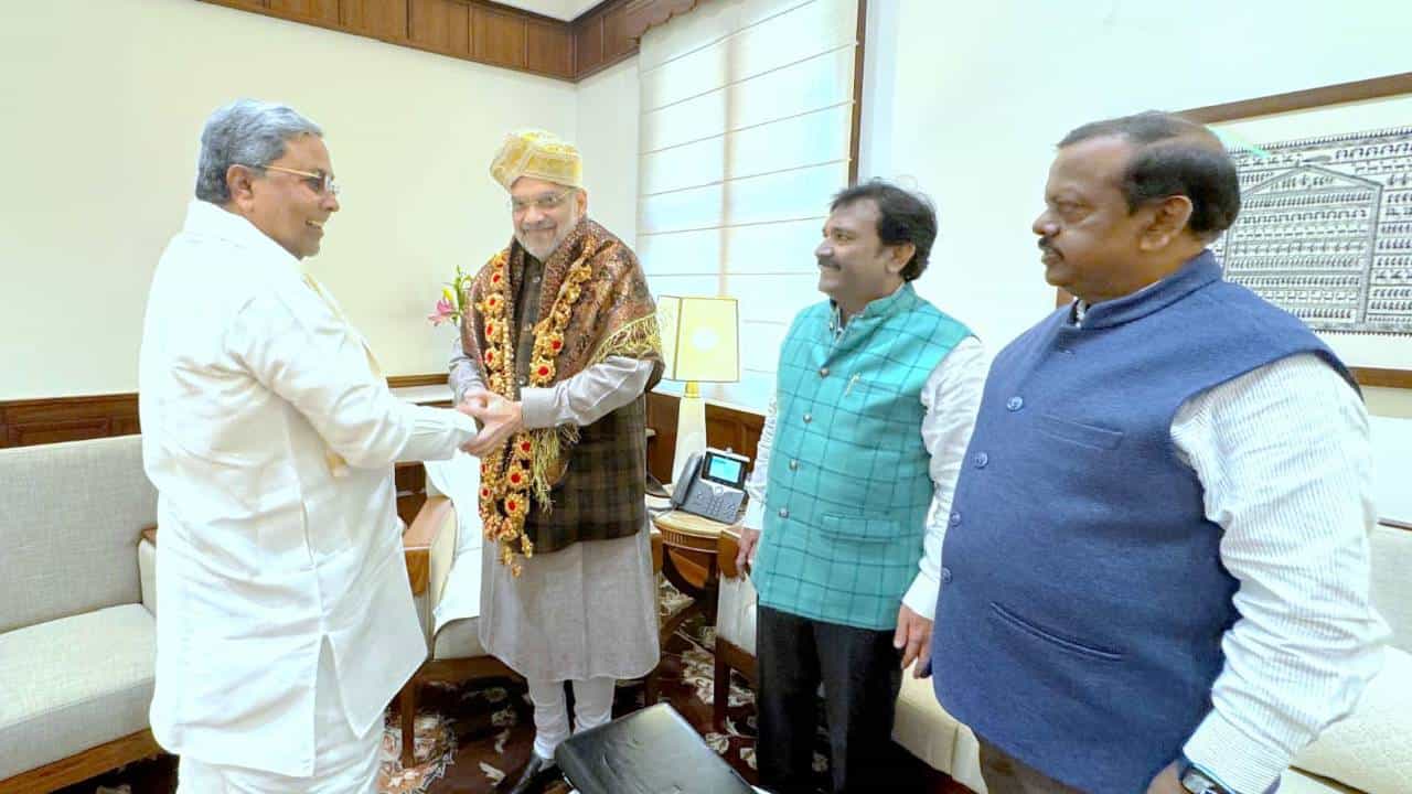 ಮೋದಿ ಆಯ್ತು ಈಗ ಅಮಿತ್ ಶಾ ಭೇಟಿಯಾದ ಸಿದ್ದರಾಮಯ್ಯ, ಬೇಡಿಕೆ ಇಟ್ಟಿದ್ದೇನು? ಮೋದಿ ಆಯ್ತು ಈಗ ಅಮಿತ್ ಶಾ ಭೇಟಿಯಾದ ಸಿದ್ದರಾಮಯ್ಯ, ಬೇಡಿಕೆ ಇಟ್ಟಿದ್ದೇನು?