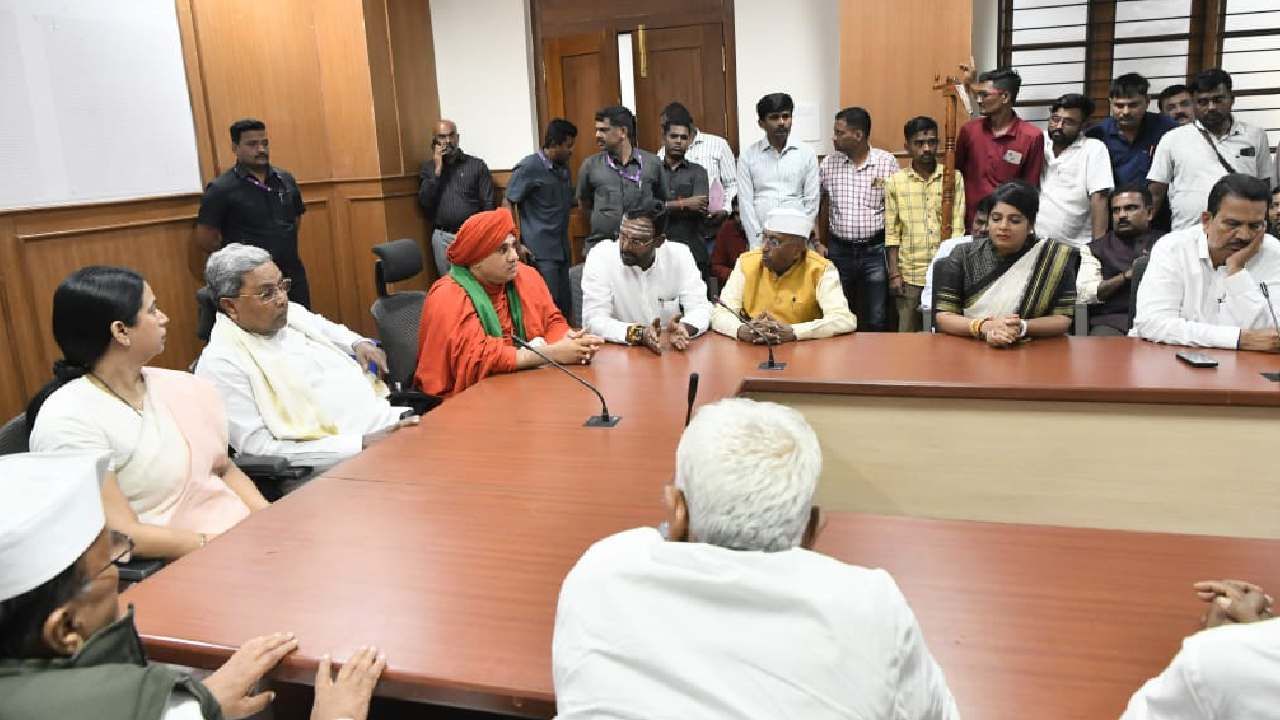 ಪಂಚಮಸಾಲಿ 2ಎ ಮೀಸಲಾತಿ ಹೋರಾಟ: ಸಿಎಂ ಸಿದ್ದರಾಮಯ್ಯ ಸಭೆ ಬಳಿಕ ಮುಖಂಡರಲ್ಲಿ ಭಿನ್ನ ನಿಲುವು, ಹೈಡ್ರಾಮ ಪಂಚಮಸಾಲಿ 2ಎ ಮೀಸಲಾತಿ ಹೋರಾಟ: ಸಿಎಂ ಸಿದ್ದರಾಮಯ್ಯ ಸಭೆ ಬಳಿಕ ಮುಖಂಡರಲ್ಲಿ ಭಿನ್ನ ನಿಲುವು, ಹೈಡ್ರಾಮ