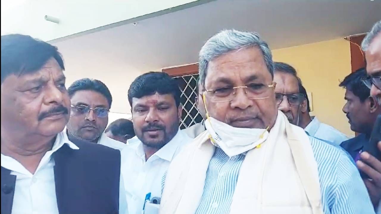 ಫಲಕಗಳಲ್ಲಿ ಕಡ್ಡಾಯ ಕನ್ನಡ ಬಳಕೆಗೆ ಕರವೇ ಪ್ರತಿಭಟನೆ; ಸಿಎಂ ಸಿದ್ದರಾಮಯ್ಯ ಏನಂದ್ರು ಗೊತ್ತಾ? ಫಲಕಗಳಲ್ಲಿ ಕಡ್ಡಾಯ ಕನ್ನಡ ಬಳಕೆಗೆ ಕರವೇ ಪ್ರತಿಭಟನೆ; ಸಿಎಂ ಸಿದ್ದರಾಮಯ್ಯ ಏನಂದ್ರು ಗೊತ್ತಾ?