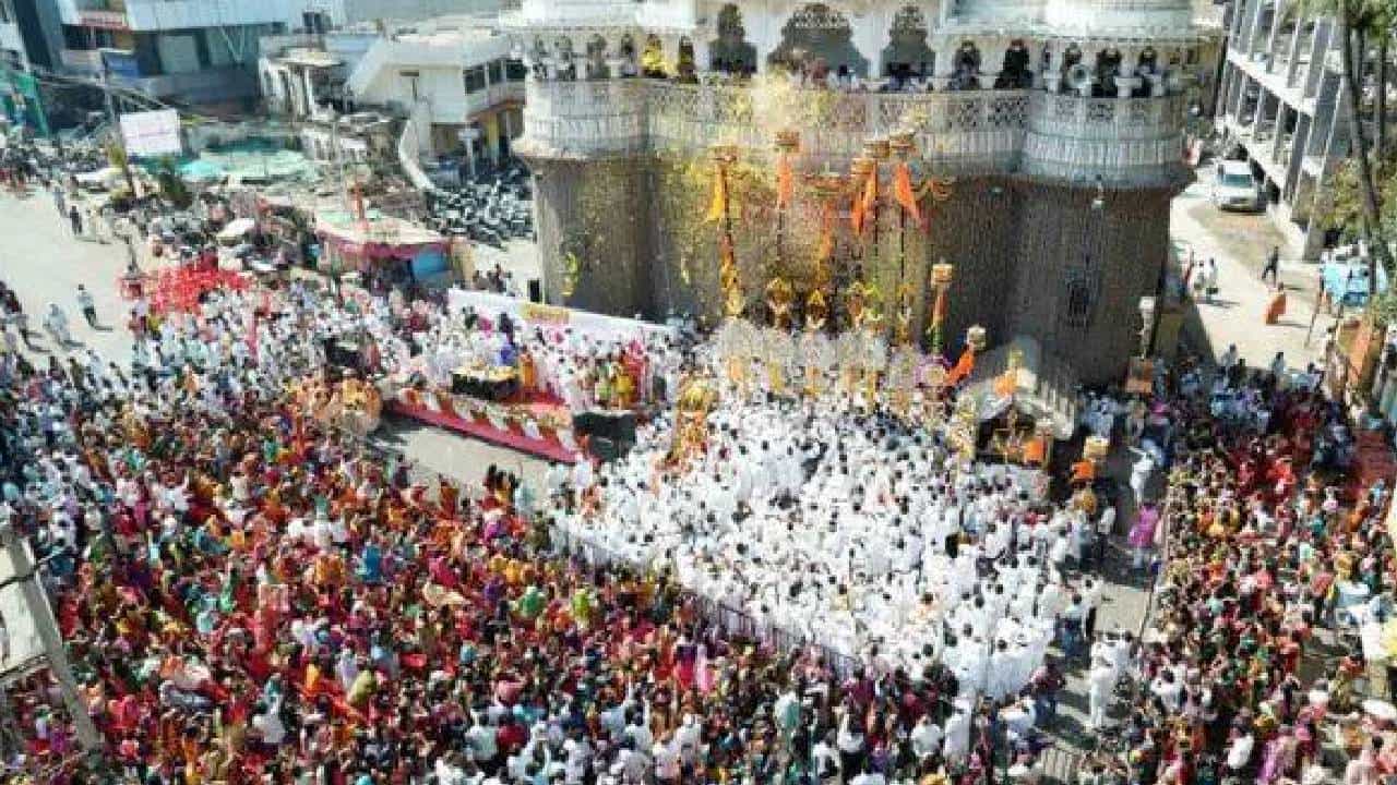 ಮುನ್ನೆಲೆಗೆ ಬಂದ ಧರ್ಮ ದಂಗಲ್: ಸಿದ್ದೇಶ್ವರ ಜಾತ್ರೆಯಲ್ಲಿ ಅನ್ಯಧರ್ಮೀಯರ ವ್ಯಾಪಾರ ನಿಷೇಧಕ್ಕೆ ಹಿಂದೂ ಸಂಘಟನೆಗಳ ಒತ್ತಾಯ ಮುನ್ನೆಲೆಗೆ ಬಂದ ಧರ್ಮ ದಂಗಲ್: ಸಿದ್ದೇಶ್ವರ ಜಾತ್ರೆಯಲ್ಲಿ ಅನ್ಯಧರ್ಮೀಯರ ವ್ಯಾಪಾರ ನಿಷೇಧಕ್ಕೆ ಹಿಂದೂ ಸಂಘಟನೆಗಳ ಒತ್ತಾಯ