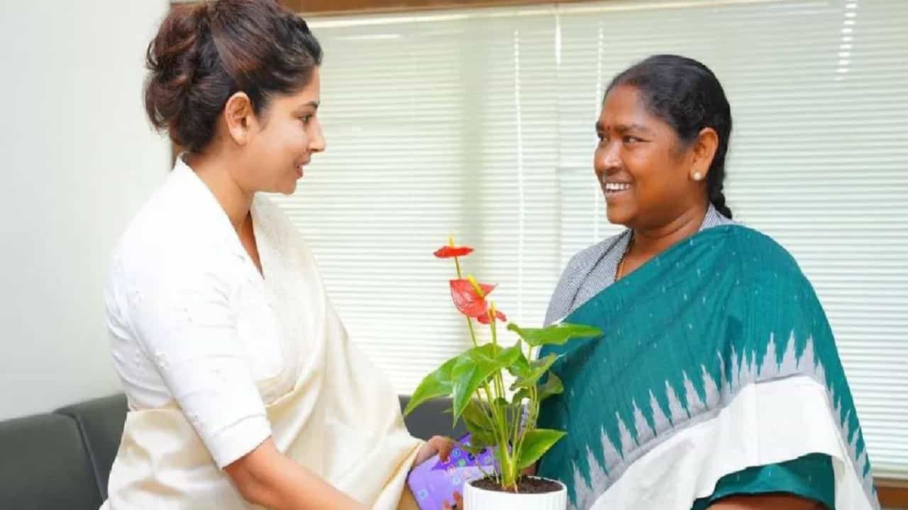 ತೆಲಂಗಾಣ ರಾಜಕೀಯದಲ್ಲಿ ಸಂಚಲನ ಸೃಷ್ಟಿಸಿದ್ದಾರೆ ಈ ಮೂವರು ಮಹಿಳೆಯರು; ಯಾರು ಇವರು? ತೆಲಂಗಾಣ ರಾಜಕೀಯದಲ್ಲಿ ಸಂಚಲನ ಸೃಷ್ಟಿಸಿದ್ದಾರೆ ಈ ಮೂವರು ಮಹಿಳೆಯರು; ಯಾರು ಇವರು?