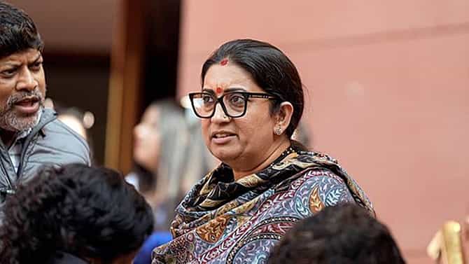 ಹೆಣ್ಣುಮಕ್ಕಳಿಗೆ ಮುಟ್ಟಿನ ವೇತನ ಸಹಿತ ರಜೆಯ ಅಗತ್ಯವಿಲ್ಲ: ಸ್ಮೃತಿ ಇರಾನಿ