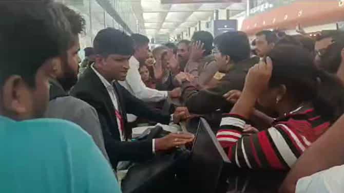 ಸ್ಪೈಸ್​ ಜೆಟ್​ ಏರ್​ಲೈನ್ಸ್ ನಿರ್ಲಕ್ಷ್ಯ: 250 ಪ್ರಯಾಣಿಕರು ಪರದಾಟ