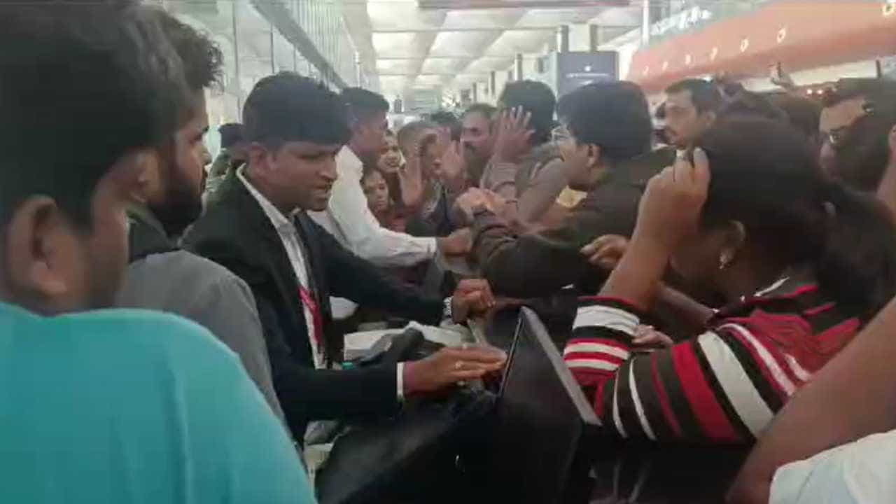 ಸ್ಪೈಸ್ ಜೆಟ್ ಏರ್ಲೈನ್ಸ್ ಸಿಬ್ಬಂದಿ ನಿರ್ಲಕ್ಷ್ಯ: ಕೆಂಪೇಗೌಡ ಏರ್ಪೋರ್ಟ್ನಲ್ಲೇ ಉಳಿದ 250 ಪ್ರಯಾಣಿಕರು ಸ್ಪೈಸ್ ಜೆಟ್ ಏರ್ಲೈನ್ಸ್ ಸಿಬ್ಬಂದಿ ನಿರ್ಲಕ್ಷ್ಯ: ಕೆಂಪೇಗೌಡ ಏರ್ಪೋರ್ಟ್ನಲ್ಲೇ ಉಳಿದ 250 ಪ್ರಯಾಣಿಕರು