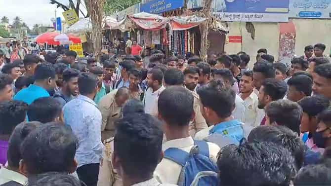 ಶಕ್ತಿ ಯೋಜನೆ ಜಾರಿ, ವಿದ್ಯಾರ್ಥಿಗಳ ಪರದಾಟ: ಗದಗನಲ್ಲಿ ಎಬಿವಿಪಿ ಪ್ರತಿಭಟನೆ