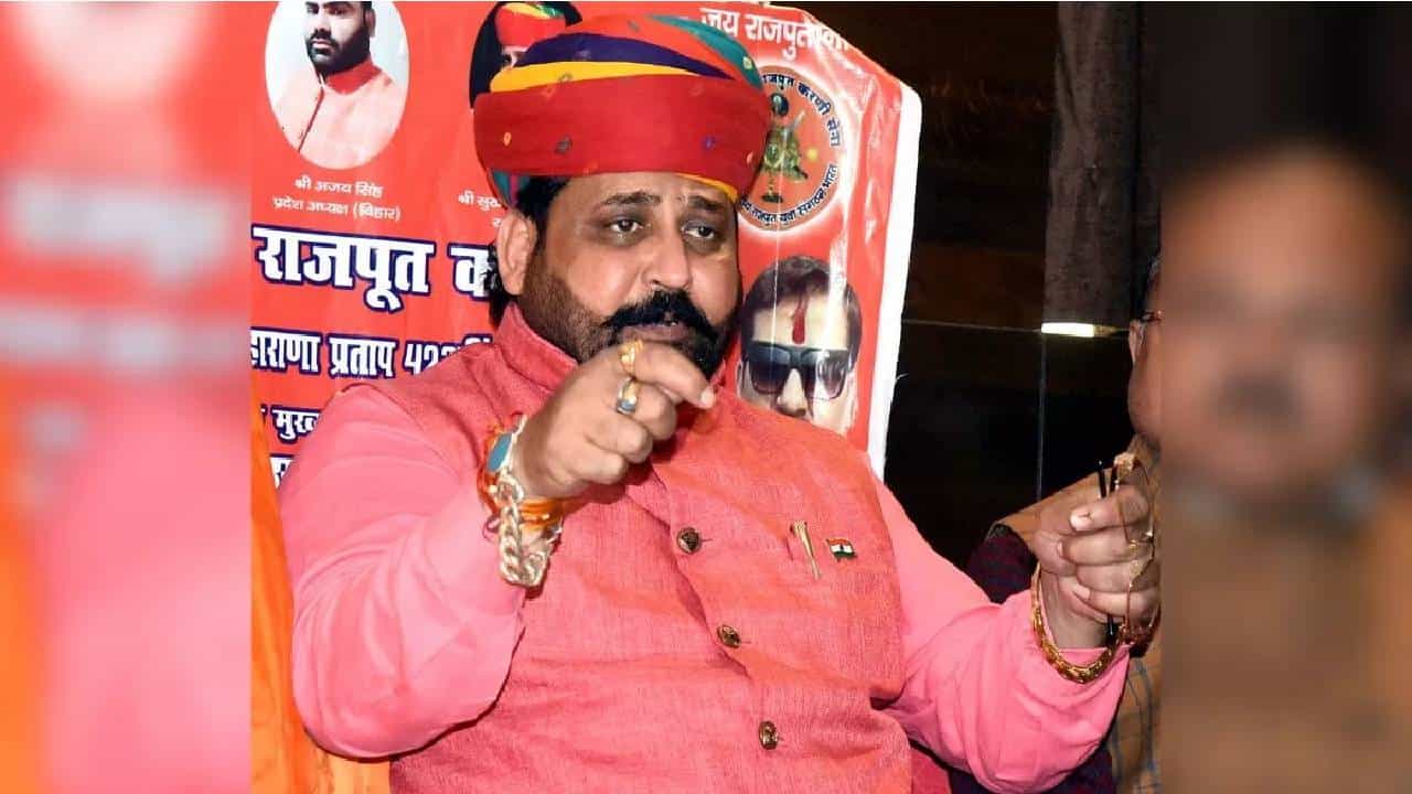 ಸುಖದೇವ್ ಸಿಂಗ್ ಹತ್ಯೆ: ಆರೋಪಿಗಳಿಗೆ ಶಸ್ತ್ರಾಸ್ತ್ರ ಪೂರೈಸಿದ್ದ ಮಹಿಳೆಯ ಬಂಧನ ಸುಖದೇವ್ ಸಿಂಗ್ ಹತ್ಯೆ: ಆರೋಪಿಗಳಿಗೆ ಶಸ್ತ್ರಾಸ್ತ್ರ ಪೂರೈಸಿದ್ದ ಮಹಿಳೆಯ ಬಂಧನ