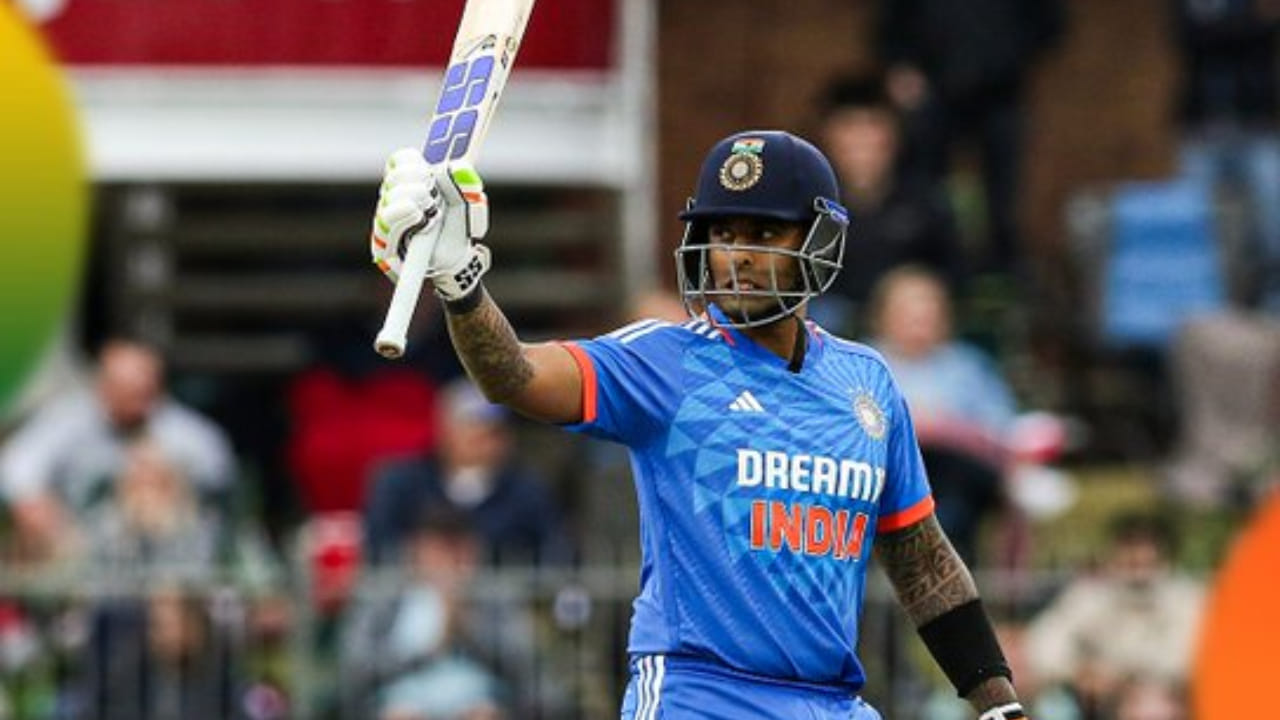 ದಕ್ಷಿಣ ಆಫ್ರಿಕಾ ವಿರುದ್ಧದ ಮೂರನೇ ಟಿ20 ಪಂದ್ಯದಲ್ಲಿ ಸೂರ್ಯಕುಮಾರ್ ಯಾದವ್ ಅಬ್ಬರದ ಶತಕ ಸಿಡಿಸಿದ್ದಾರೆ. ಈ ಪಂದ್ಯದಲ್ಲಿ ಅತ್ಯುತ್ತಮವಾಗಿ ಬ್ಯಾಟ್ ಬೀಸಿದ ಸೂರ್ಯ ಕೇವಲ 56 ಎಸೆತಗಳಲ್ಲಿ 7 ಬೌಂಡರಿ ಮತ್ತು 8 ಸಿಕ್ಸರ್ಗಳಿಂದ 100 ರನ್ ಗಳಿಸಿದರು.