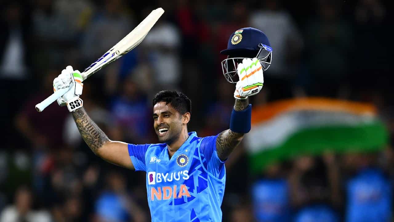 ಜೋಹಾನ್ಸ್ಬರ್ಗ್ನಲ್ಲಿ ನಡೆದ ಸೌತ್ ಆಫ್ರಿಕಾ ವಿರುದ್ಧದ 3ನೇ ಟಿ20 ಪಂದ್ಯದಲ್ಲಿ ಟೀಮ್ ಇಂಡಿಯಾ ನಾಯಕ ಸೂರ್ಯಕುಮಾರ್ ಯಾದವ್ ಭರ್ಜರಿ ಶತಕ ಸಿಡಿಸಿ ಮಿಂಚಿದ್ದಾರೆ. ಈ ಪಂದ್ಯದಲ್ಲಿ ಟಾಸ್ ಗೆದ್ದ ಸೌತ್ ಆಫ್ರಿಕಾ ತಂಡದ ನಾಯಕ ಐಡೆನ್ ಮಾರ್ಕ್ರಾಮ್ ಬೌಲಿಂಗ್ ಆಯ್ದುಕೊಂಡಿದ್ದರು.