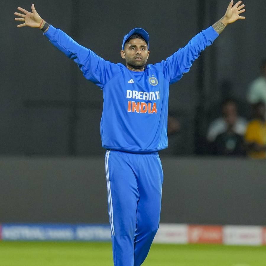 ಆಟಗಾರರು ತಮಗೆ ನೀಡಿರುವ ಜವಾಬ್ದಾರಿಯನ್ನು ನಿರ್ವಹಿಸಿರುವುದು ಸಂತೋಷವಾಗಿದೆ. ಕುಲ್ದೀಪ್ ಯಾದವ್ ಯಾವಾಗಲೂ ವಿಕೆಟ್ನ ಹಸಿವಿನಲ್ಲಿ ಇರುತ್ತಾನೆ, ಅವನಿಗೆ ಸಂತೋಷವಿಲ್ಲ. ಇಂದು ಅವರ ಜನ್ಮದಿನವಾಗಿದ್ದು, ಇದೊಂದು ಉತ್ತಮ ಉಡುಗೊರೆಯಾಗಿದೆ. ನೀವು ನಿಮ್ಮ ಆಟವನ್ನು ತಿಳಿದುಕೊಂಡು ಆನಂದಿಸುತ್ತಾ ಆಡಬೇಕು ಎಂದು ಸೂರ್ಯಕುಮಾರ್ ಹೇಳಿದ್ದಾರೆ.