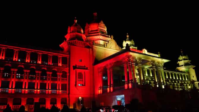 ವಿದ್ಯುತ್ ದೀಪಗಳ ಅಲಂಕಾರದಲ್ಲಿ ಕಂಗೊಳಿಸುತ್ತಿದೆ ಸುವರ್ಣ ವಿಧಾನಸೌಧ