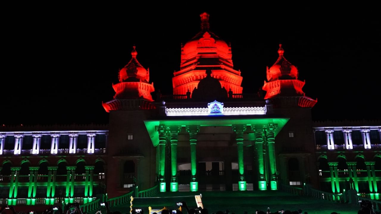 ಇನ್ನು ಮುಂದೆ ಪ್ರತಿ ಶನಿವಾರ, ಭಾನುವಾರ ಹಾಗೂ ಹಬ್ಬಗಳ ದಿನಗಳಲ್ಲಿ ಸುವರ್ಣ ವಿಧಾನಸೌಧ ಬಣ್ಣ ಬಣ್ಣದ ವಿದ್ಯುತ್ ದೀಪಗಳಿಂದ ಕಂಗೊಳಿಸಲಿದೆ. ಶಾಶ್ವತ ವಿದ್ಯುತ್ ದೀಪಗಳ ಅಲಂಕಾರ ಸುವರ್ಣ ವಿಧಾನಸೌಧದ ಅಂದ ಹೆಚ್ಚಿಸಿದೆ.