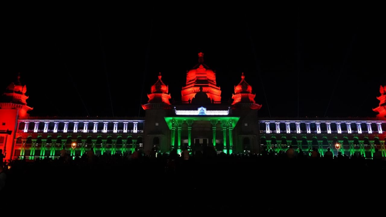 ಸುವರ್ಣ ವಿಧಾನಸೌಧಕ್ಕೆ ವಿದ್ಯುತ್ ದೀಪಗಳಿಂದ ಮಾಡಿರುವ ಅಲಂಕಾರಕ್ಕೆ ಮುಖ್ಯಮಂತ್ರಿ ಸಿದ್ದರಾಮಯ್ಯ ಅವರು ಸೋಮವಾರ ಸಂಜೆ ಆರು ಗಂಟೆಗೆ ಚಾಲನೆ ನೀಡಿದರು. 20 ನಿಮಿಷಗಳ ಕಾಲ ಸುವರ್ಣ ಸೌಧದ ಮುಂಭಾಗ ಕಾರ್ಯಕ್ರಮ ವೀಕ್ಷಿಸಿದ ಬಳಿಕ ಅವರು ಧಾರವಾಡಕ್ಕೆ ತೆರಳಿದರು.