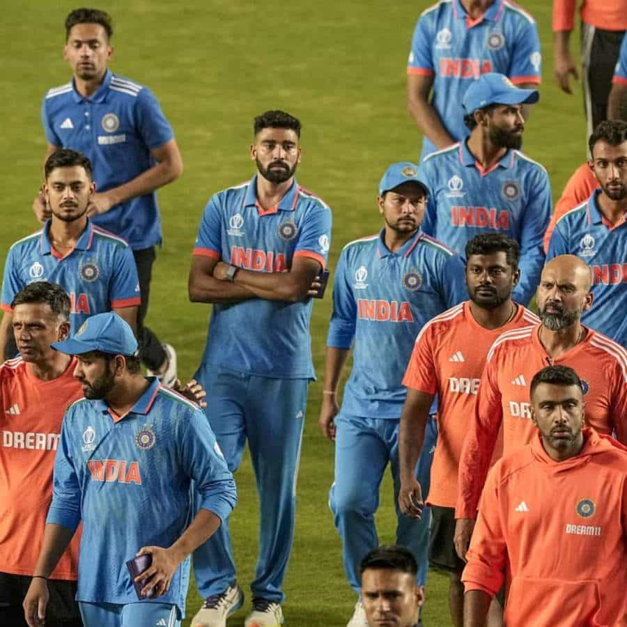 2023ರ ಏಕದಿನ ವಿಶ್ವಕಪ್ ಫೈನಲ್ನಲ್ಲಿ ಭಾರತ ಅನುಭವಿಸಿದ ಸೋಲು ಎಲ್ಲರಿಗೂ ನೋವುಂಟು ಮಾಡಿದೆ. ಟೂರ್ನಿಯುದ್ದಕ್ಕೂ ಒಂದೇ ಒಂದು ಸೋಲು ಕಾಣದೆ ಉತ್ತಮ ಪ್ರದರ್ಶನ ನೀಡಿದ್ದ ಟೀಮ್ ಇಂಡಿಯಾ ಅಂತಿಮ ಫೈನಲ್ ಪಂದ್ಯದಲ್ಲಿ ಅದೃಷ್ಟ ಕೈಹಿಡಿಯಲಿಲ್ಲ. ಟಾಸ್-ಪಂದ್ಯ ಎರಡನ್ನೂ ಸೋತಿತು.
