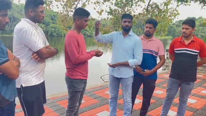 ಕೆರೆಯಲ್ಲಿ ಕಳೆದಿದ್ದ ಚಿನ್ನದ ಸರ ಹುಡುಕಿ ವಾರಸುದಾರರಿಗೆ ಹಸ್ತಾಂತರ