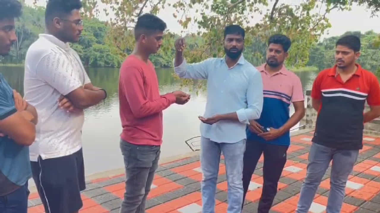ಮತ್ತೊಮ್ಮೆ ಕೆರೆಯಲ್ಲಿ ಕಳೆದುಕೊಂಡಿದ್ದ ಚಿನ್ನದ ಸರವನ್ನು 15 ನಿಮಿಷದಲ್ಲಿ ಹುಡುಕಿ ವಾರಸುದಾರರಿಗೆ ಒಪ್ಪಿಸಿದ ಈಶ್ವರ್ ಮಲ್ಪೆ ಮತ್ತೊಮ್ಮೆ ಕೆರೆಯಲ್ಲಿ ಕಳೆದುಕೊಂಡಿದ್ದ ಚಿನ್ನದ ಸರವನ್ನು 15 ನಿಮಿಷದಲ್ಲಿ ಹುಡುಕಿ ವಾರಸುದಾರರಿಗೆ ಒಪ್ಪಿಸಿದ ಈಶ್ವರ್ ಮಲ್ಪೆ