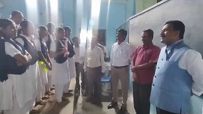 Tv9 Impact: ಟಾಕೀಸ್​ನಲ್ಲಿ ನಡೆಯುತ್ತಿದ್ದ ವಸತಿ ಶಾಲೆಗೆ ಅಧಿಕಾರಿಗಳ ಭೇಟಿ