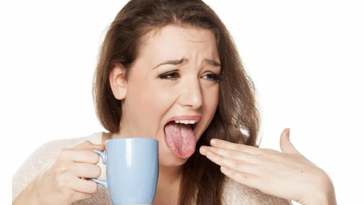 Tongue Brunt: ಬಿಸಿಯಾದ ಆಹಾರ ತಿಂದು ನಾಲಿಗೆ ಸುಟ್ಟಿದೆಯಾ? ಈ ಮನೆಮದ್ದು ಅನುಸರಿಸಿ Tongue Brunt: ಬಿಸಿಯಾದ ಆಹಾರ ತಿಂದು ನಾಲಿಗೆ ಸುಟ್ಟಿದೆಯಾ? ಈ ಮನೆಮದ್ದು ಅನುಸರಿಸಿ