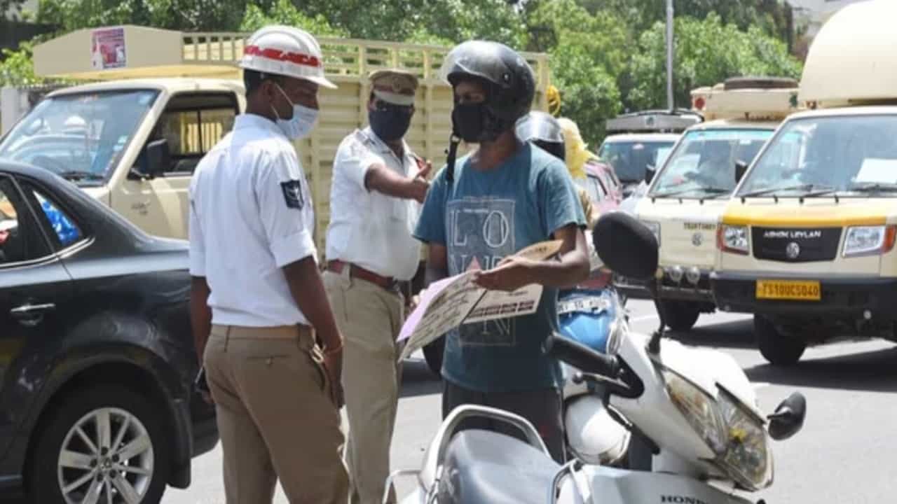 ತೆಲಂಗಾಣ: ಟ್ರಾಫಿಕ್ ಉಲ್ಲಂಘನೆಗೆ ದಂಡ ಪಾವತಿಸುವಾಗಲೂ ಸಿಗುತ್ತದೆ ಶೇ 90ವರೆಗೆ ರಿಯಾಯಿತಿ, ಹೇಗೆ? ತೆಲಂಗಾಣ: ಟ್ರಾಫಿಕ್ ಉಲ್ಲಂಘನೆಗೆ ದಂಡ ಪಾವತಿಸುವಾಗಲೂ ಸಿಗುತ್ತದೆ ಶೇ 90ವರೆಗೆ ರಿಯಾಯಿತಿ, ಹೇಗೆ?