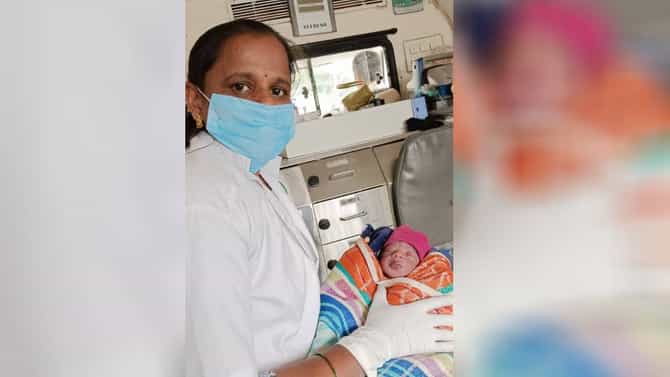 ಆಂಬ್ಯುಲೆನ್ಸ್​ನಲ್ಲೇ ಗಂಡು ಮಗುವಿಗೆ ಜನ್ಮ ನೀಡಿದ ಮಹಿಳೆ