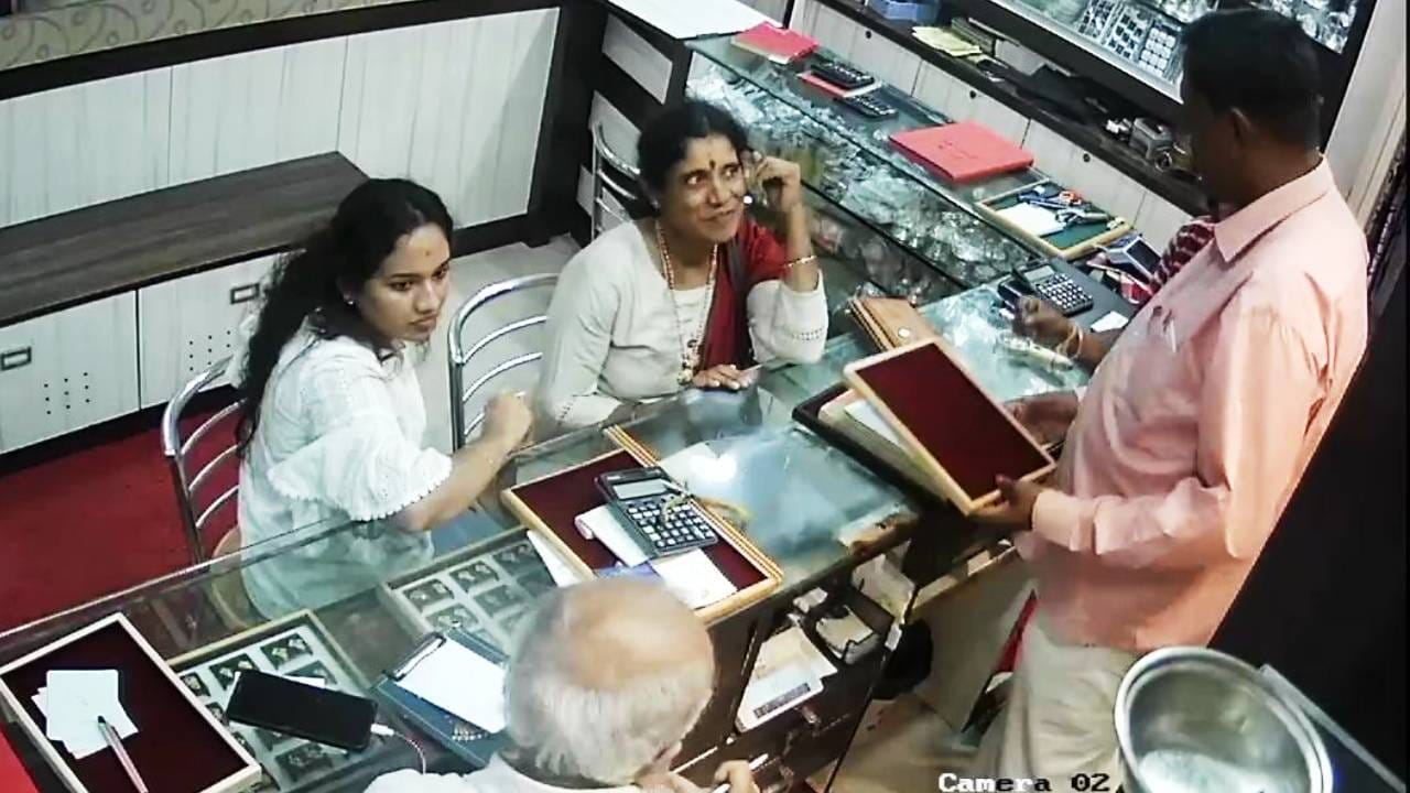 ತುಮಕೂರು: ತಾಯಿ-ಮಗಳ ಸೋಗಿನಲ್ಲಿ ಜ್ಯುವೆಲ್ಲರಿ ಶಾಪ್ ಗೆ ಎಂಟ್ರಿ; 32 ಗ್ರಾಂ ಚಿನ್ನದ ...