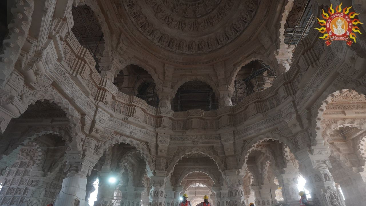 ಮೂವರು ಕುಶಲಕರ್ಮಿಗಳು ಮೂರು ವಿಭಿನ್ನ ಕಲ್ಲಿನ ತುಂಡುಗಳ ಮೇಲೆ ವಿಗ್ರಹವನ್ನು ಕೆತ್ತಿದ್ದಾರೆ. ಈ ವಿಗ್ರಹಗಳು 90 ಪ್ರತಿಶತ ಸಿದ್ಧವಾಗಿದ್ದು. ಇದಕ್ಕೆ ಕೊನೆಯ ಸ್ಪರ್ಶವನ್ನು ನೀಡಲಾಗುತ್ತಿದೆ ಎಂದು ಹೇಳಿದೆ