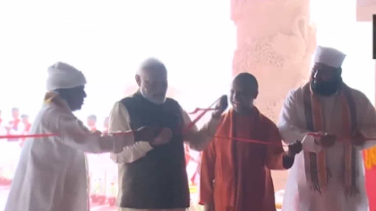 ವಾರಣಾಸಿ: ಸ್ವರ್ವೇದ್ ಮಹಾಮಂದಿರವನ್ನು ಉದ್ಘಾಟಿಸಿದ ಪ್ರಧಾನಿ ಮೋದಿ ವಾರಣಾಸಿ: ಸ್ವರ್ವೇದ್ ಮಹಾಮಂದಿರವನ್ನು ಉದ್ಘಾಟಿಸಿದ ಪ್ರಧಾನಿ ಮೋದಿ
