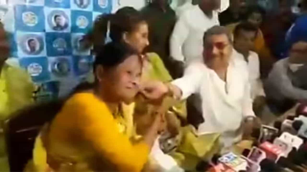ಶಾಸಕಿಯ ಕೆನ್ನೆ ಹಿಂಡಿದ ಕಲ್ಯಾಣ್: ಧನ್ಖರ್ನ್ನು ಅನುಕರಣೆ ಮಾಡಿದ ಸಂಸದನ ಹಳೆಯ ವಿಡಿಯೋ ವೈರಲ್ ಶಾಸಕಿಯ ಕೆನ್ನೆ ಹಿಂಡಿದ ಕಲ್ಯಾಣ್: ಧನ್ಖರ್ನ್ನು ಅನುಕರಣೆ ಮಾಡಿದ ಸಂಸದನ ಹಳೆಯ ವಿಡಿಯೋ ವೈರಲ್
