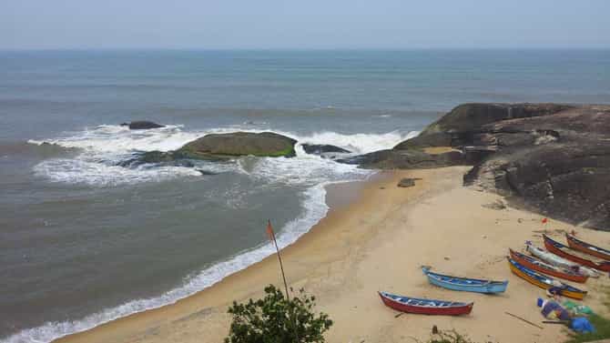 ಈಜಲು ತೆರಳಿದ್ದ ಇಬ್ಬರು ಯುವಕರು ಸಮುದ್ರಪಾಲು: ಓರ್ವನ ರಕ್ಷಣೆ