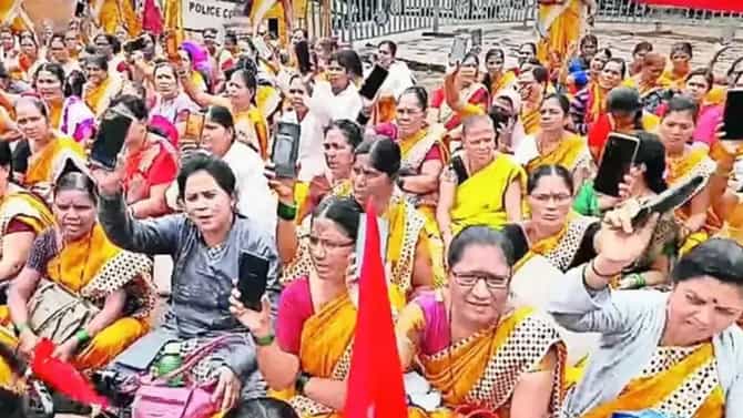 ಅನವಶ್ಯಕ ಗರ್ಭಕೋಶ ಶಸ್ತ್ರ ಚಿಕಿತ್ಸೆ ಮಾಡಿದ ಸರ್ಕಾರಿ ವೈದ್ಯ;ಮಹಿಳೆಯರ ಧರಣಿ