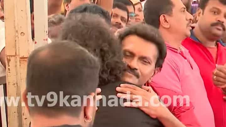 ಲೀಲಾವತಿ ಅಂತಿಮ ದರ್ಶನ ಪಡೆದು ವಿನೋದ್ ರಾಜ್ನ ಸಂತೈಸಿದ ಉಪೇಂದ್ರ ಲೀಲಾವತಿ ಅಂತಿಮ ದರ್ಶನ ಪಡೆದು ವಿನೋದ್ ರಾಜ್ನ ಸಂತೈಸಿದ ಉಪೇಂದ್ರ
